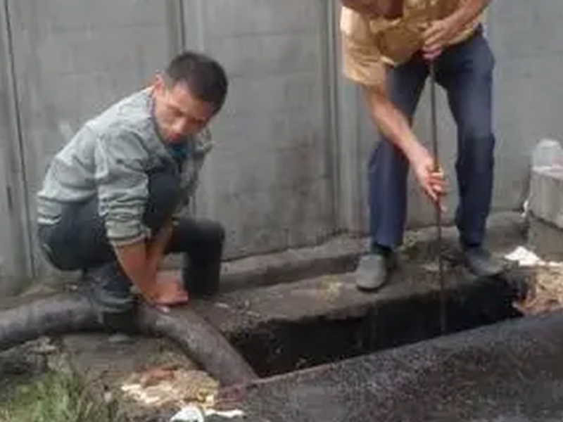 达坂城清理化粪池污水池安全第一